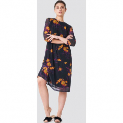 NA-KD Siateczkowa sukienka do kolan - Purple,Multicolor. Fioletowe sukienki na komunię marki NA-KD, z okrągłym kołnierzem, midi, proste. W wyprzedaży za 113,37 zł.