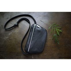 Belt Bag 02. Czarne torebki klasyczne damskie marki Pakamera, bez wzorów, ze skóry, na ramię, zamszowe, bez dodatków. Za 102,00 zł.