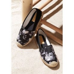 Czarne Espadryle Infringe. Czarne espadryle damskie Renee, z aplikacjami, bez obcasa, na płaskiej podeszwie. Za 59,99 zł.