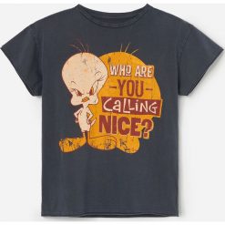 Bawełniany t-shirt kanarek Tweety - Czarny. Czarne t-shirty damskie Reserved, bez wzorów, z bawełny, bez kołnierzyka. W wyprzedaży za 25,99 zł.