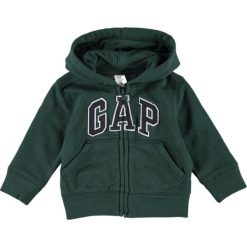 Bluza w kolorze zielonym. Zielone bluzy niemowlęce Gap Kids, z aplikacjami, bez rękawów, bez kaptura. W wyprzedaży za 59,95 zł.