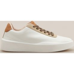 Skórzane sneakersy - Biały. Białe sneakersy męskie Reserved, bez zapięcia. Za 159,99 zł.