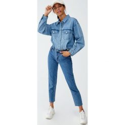 Jeansy mom fit basic. Niebieskie jeansy damskie Pull&Bear, z jeansu. Za 79,90 zł.