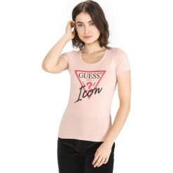 Guess Koszulka Różowy. Różowe koszulki damskie Guess, xs, z nadrukiem, z elastanu, bez kołnierzyka. Za 133,95 zł.