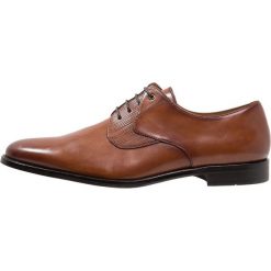 Steve Madden PLACKS Eleganckie buty tan. Brązowe buty wizytowe męskie Steve Madden, z materiału, na sznurówki. Za 419,00 zł.
