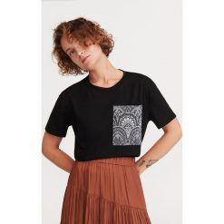 T-shirt z ozdobną kieszenią - Czarny. Czarne t-shirty damskie Reserved, s, bez wzorów, bez kołnierzyka. Za 59,99 zł.