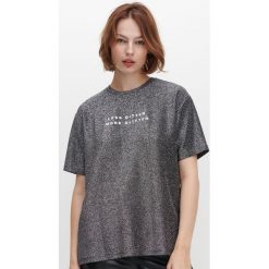 Brokatowy T-shirt z napisem - Czarny. Czarne t-shirty damskie Reserved, s, z napisami, bez kołnierzyka. Za 49,99 zł.
