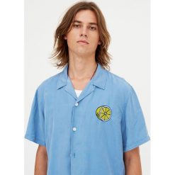 Koszula z krótkim rękawem z haftem. Szare koszule męskie Pull&Bear, m, z haftami, bez kołnierzyka, z krótkim rękawem. Za 62,90 zł.