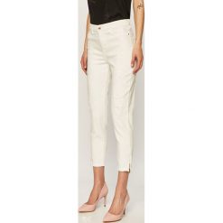 Guess Jeans - Jeansy 1981. Białe jeansy damskie Guess Jeans, z podwyższonym stanem. W wyprzedaży za 299,90 zł.
