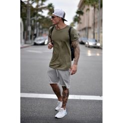 Męski t-shirt ROMANO. Brązowe t-shirty męskie Męski t-shirt ROMANO, s, bez wzorów, bez kołnierzyka. W wyprzedaży za 39,00 zł.