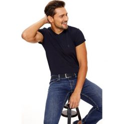 T-SHIRT MĘSKI W SEREK Z ELASTYCZNEJ DZIANINY. Czarne t-shirty męskie marki Top Secret, m. Za 19,99 zł.