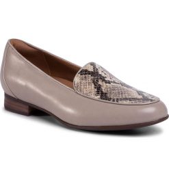 Półbuty CLARKS - Un Blush Ease 261478544 Stone Combi. Szare półbuty damskie Clarks, bez wzorów, ze skóry ekologicznej, bez obcasa, na płaskiej podeszwie, bez zapięcia. W wyprzedaży za 329,00 zł.