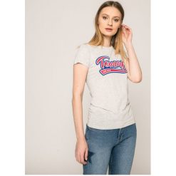 Tommy Jeans - Top. Szare topy damskie marki Tommy Jeans, s, z nadrukiem, z bawełny, z okrągłym kołnierzem. W wyprzedaży za 139,90 zł.