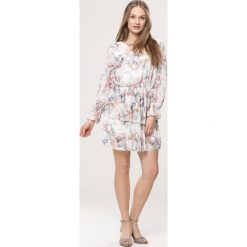 Biała Sukienka Impish. Białe sukienki damskie Born2be, s, z aplikacjami, bez kołnierzyka, bez rękawów, mini, rozkloszowane. Za 99,99 zł.