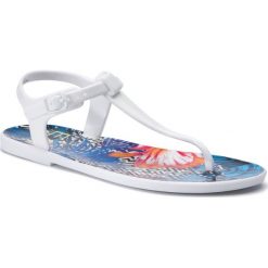 Sandały EA7 EMPORIO ARMANI - XFQ005 XK089 00001 Tropical White. Białe klapki damskie EA7 Emporio Armani, bez wzorów, z tworzywa sztucznego, bez obcasa, na obcasie. W wyprzedaży za 259,00 zł.