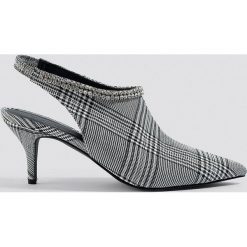NA-KD Shoes Botki w kratkę - Grey. Szare botki damskie NA-KD Shoes, na niskim obcasie, na obcasie, bez zapięcia. W wyprzedaży za 64,78 zł.