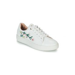 Buty Only SAGE EMBROIDERY. Białe trampki i tenisówki damskie marki ONLY, bez wzorów, bez zapięcia. Za 199,00 zł.