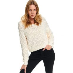 Luźny damski sweter ze wzorem. Białe swetry damskie Top Secret, na zimę, bez wzorów, z jeansu, z krótkim rękawem, krótkie, bez kaptura. W wyprzedaży za 64,99 zł.