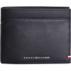 Duży Portfel Męski TOMMY HILFIGER - Bi-Material Cc Flap And Coin AM0AM04539 002. Czarne portfele męskie marki TOMMY HILFIGER, bez wzorów, ze skóry. Za 359,00 zł.