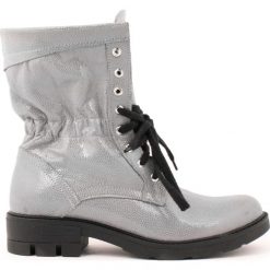 Wiązane botki z ociepleniem na płaskiej podeszwie- skóra naturalna - model 431 - kolor szary błyszczący. Szare botki damskie Zapato, na zimę, z jeansu, bez obcasa, na płaskiej podeszwie, na sznurówki. W wyprzedaży za 299,25 zł.