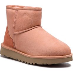 Buty UGG - W Classic Mini II 1016222 W/Sset. Różowe kozaki damskie Ugg, na zimę, ze skóry, bez obcasa, bez zapięcia. W wyprzedaży za 419,00 zł.