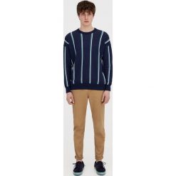 Spodnie typu chinos z paskiem. Szare chinosy męskie marki Pull&Bear, m. Za 89,90 zł.