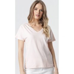 Jasnoróżowy T-shirt Wrafdiff. Różowe bluzki damskie Born2be, s, bez wzorów, z dzianiny, bez kołnierzyka. Za 54,99 zł.