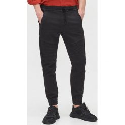 Jeansowe joggery - Czarny. Czarne spodnie męskie Cropp, m, z jeansu. Za 99,99 zł.