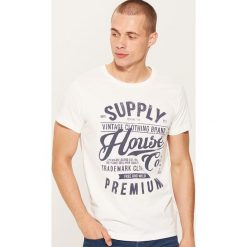 T-shirt Kremowy. Białe t-shirty męskie House, s, bez wzorów, bez kołnierzyka. W wyprzedaży za 19,99 zł.