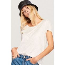 T-shirt z błyszczącym wzorem - Biały. Białe t-shirty damskie Reserved, l. Za 59,99 zł.