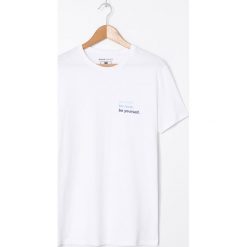 Koszulka z nadrukiem Be yourself - Biały. Białe koszulki męskie House, s, z nadrukiem, bez kołnierzyka, bez rękawów. Za 39,99 zł.