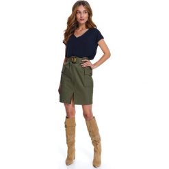 Luźna bluzka z dekoltem. Bluzki damskie Top Secret, bez wzorów, eleganckie, z dekoltem w serek, z krótkim rękawem. Za 49,99 zł.