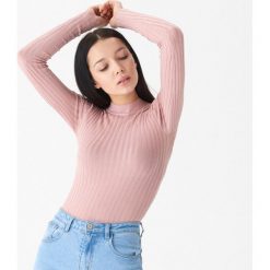 Sweter w prążki - Różowy. Różowe swetry damskie House, s, bez wzorów, bez rękawów, bez kaptura. W wyprzedaży za 29,99 zł.