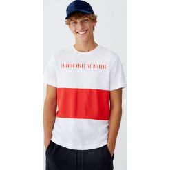 Koszulka z krótkim rękawem i panelami. Białe koszulki męskie Pull&Bear, m, bez wzorów, bez kołnierzyka, z krótkim rękawem, krótkie. Za 41,90 zł.