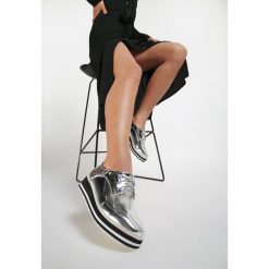 Srebrne Półbuty Plaid. Szare półbuty damskie Renee, bez wzorów, bez obcasa, bez zapięcia. W wyprzedaży za 54,99 zł.