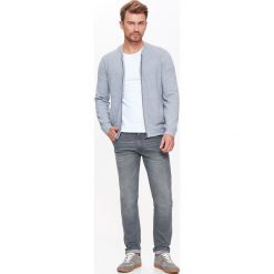 Kardigan męski typu bomber ze strukturalnej dzianiny. Szare swetry męskie Top Secret, na zimę, xxl, bez wzorów, z dzianiny, eleganckie. W wyprzedaży za 69,99 zł.