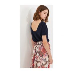 T-shirt damski. T-shirty damskie Promod, bez wzorów, z tkaniny, eleganckie, bez kołnierzyka. Za 39,50 zł.