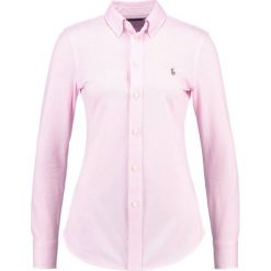Polo Ralph Lauren HEIDI Koszula carmel pink. Szare koszulki polo damskie marki U.S. Polo, s, z bawełny, casualowe, z klasycznym kołnierzykiem, z długim rękawem. Za 519,00 zł.