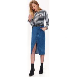 T-SHIRT W PASKI Z APLIKACJĄ. Białe t-shirty damskie marki Top Secret, w paski, z bawełny, z falbankami. W wyprzedaży za 39,99 zł.
