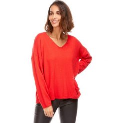 Sweter w kolorze czerwonym. Czerwone swetry damskie L'étoile du cachemire, bez wzorów, z kaszmiru, klasyczne, bez rękawów, bez kaptura. W wyprzedaży za 129,95 zł.
