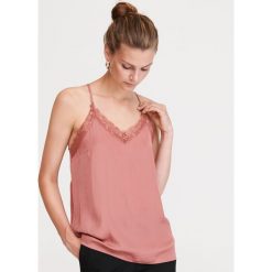 Top z koronka - Fioletowy. Fioletowe topy damskie Reserved, w koronkowe wzory, z koronki, bez kołnierzyka. W wyprzedaży za 39,99 zł.