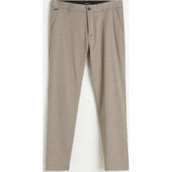 Spodnie w pepitkę slim cropped - Beżowy. Brązowe spodnie męskie Reserved, bez wzorów. Za 149,99 zł.