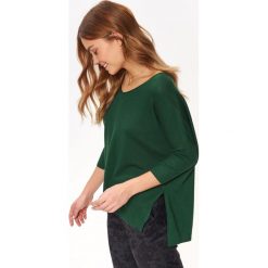 LUŹNY SWETER Z DEKOLTEM W SEREK. Zielone swetry oversize damskie marki Top Secret, na lato, z dzianiny. Za 79,99 zł.