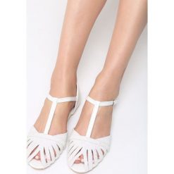 Białe Sandały Delighting Glow. Białe sandały damskie vices, na płaskiej podeszwie. Za 59,99 zł.