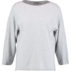 Swetry klasyczne damskie: Betty & Co Sweter light silver melange