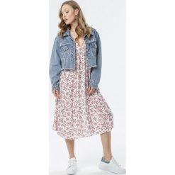 Biała Sukienka Haplospiza. Białe sukienki damskie Born2be, s, bez wzorów, z tkaniny, bez kołnierzyka, z krótkim rękawem, krótkie, midi, oversize. Za 69,99 zł.