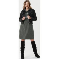 Ciemnozielona Sukienka Exford. Zielone sukienki damskie Born2be, na jesień, s, w paski, z dzianiny, z kapturem, bez rękawów, długie, midi, oversize. Za 59,99 zł.