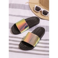 Czarne Klapki Petrified. Czarne klapki damskie Born2be, bez wzorów, bez obcasa. Za 49,99 zł.