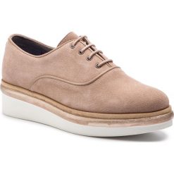 Oxfordy TOMMY HILFIGER - Easy Feminine Lace Up Shoe FW0FW03957 Portabella 029. Brązowe półbuty damskie TOMMY HILFIGER, bez obcasa, na płaskiej podeszwie, bez zapięcia. W wyprzedaży za 319,00 zł.