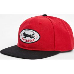 Czapka z naszywką z wilkiem. Czerwone czapki męskie marki Pull&Bear, z aplikacjami. Za 39,90 zł.